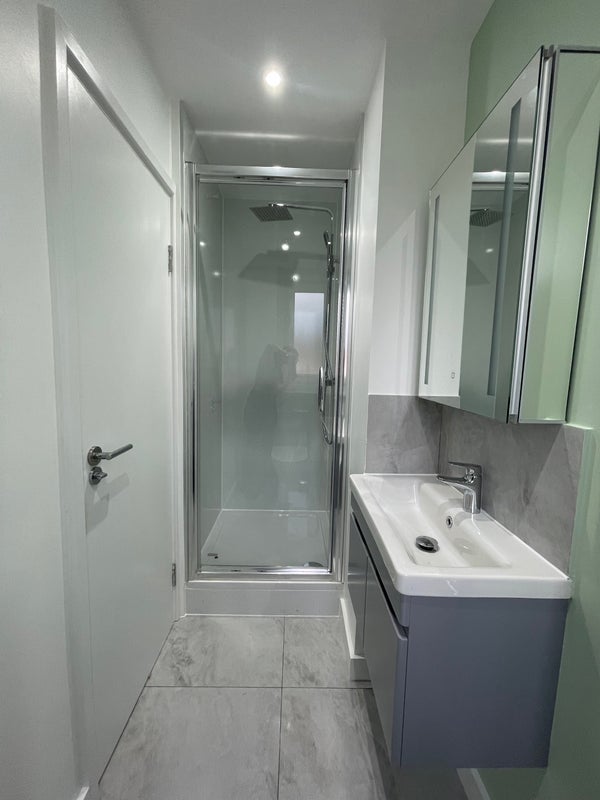 Room Sternhold Avenue in Greater London