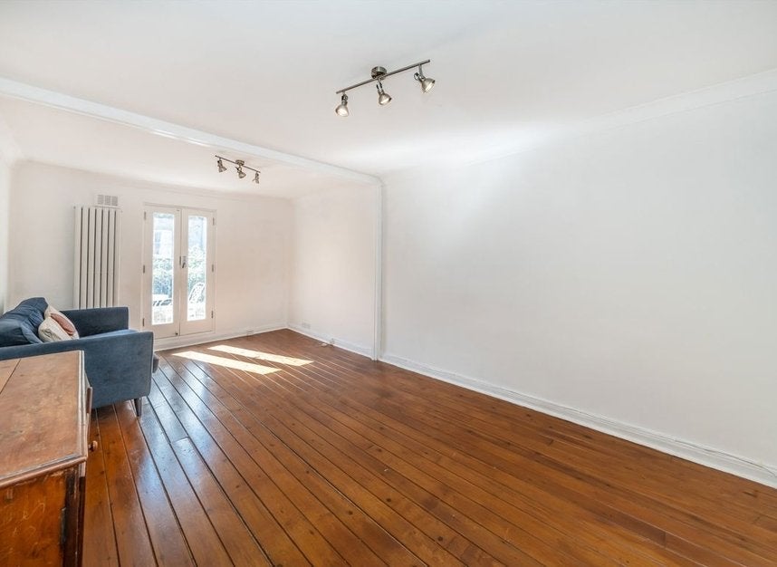 Flat Estelle Road in Greater London
