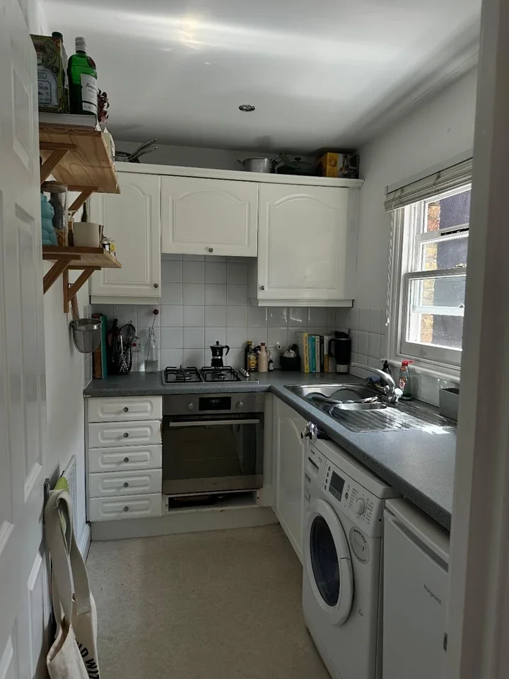 Flat Mossbury Road in Greater London