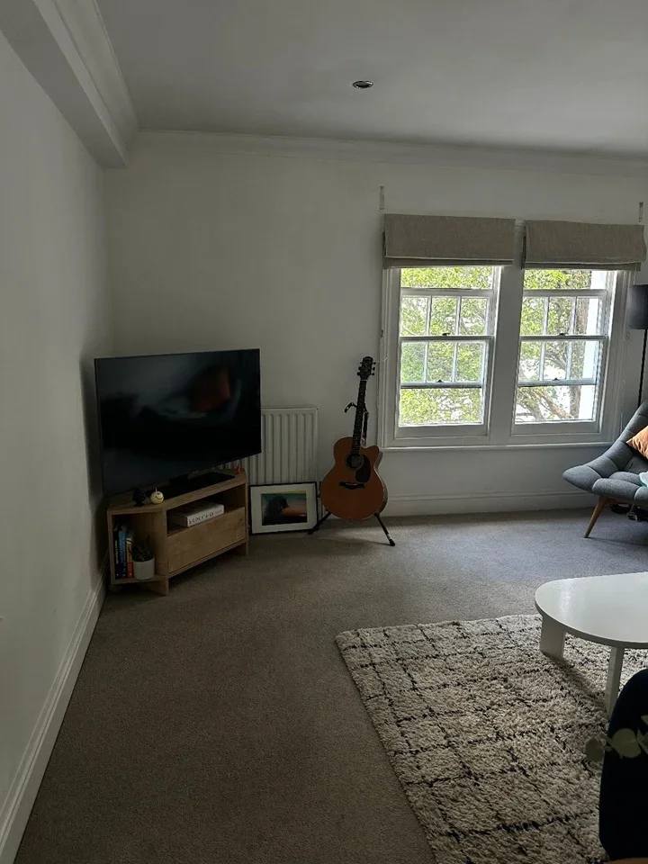 Flat Mossbury Road in Greater London