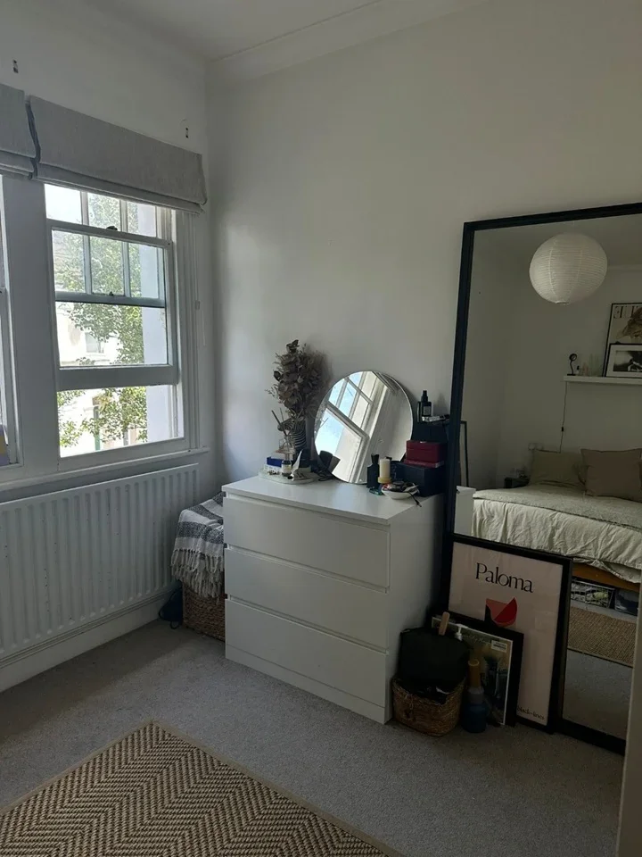 Flat Mossbury Road in Greater London
