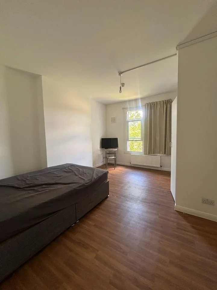 Room Holmesdale Road in Greater London
