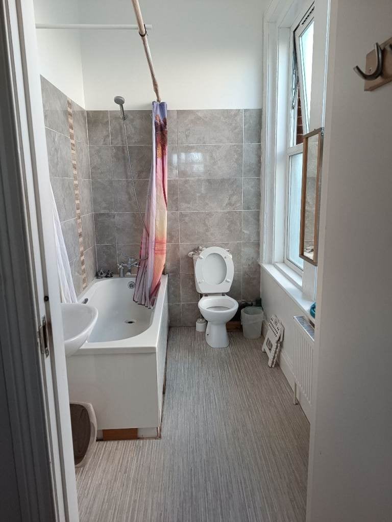 Room Ashley Road in Poole