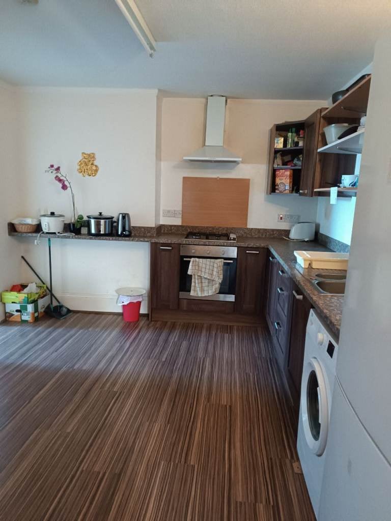Room Ashley Road in Poole