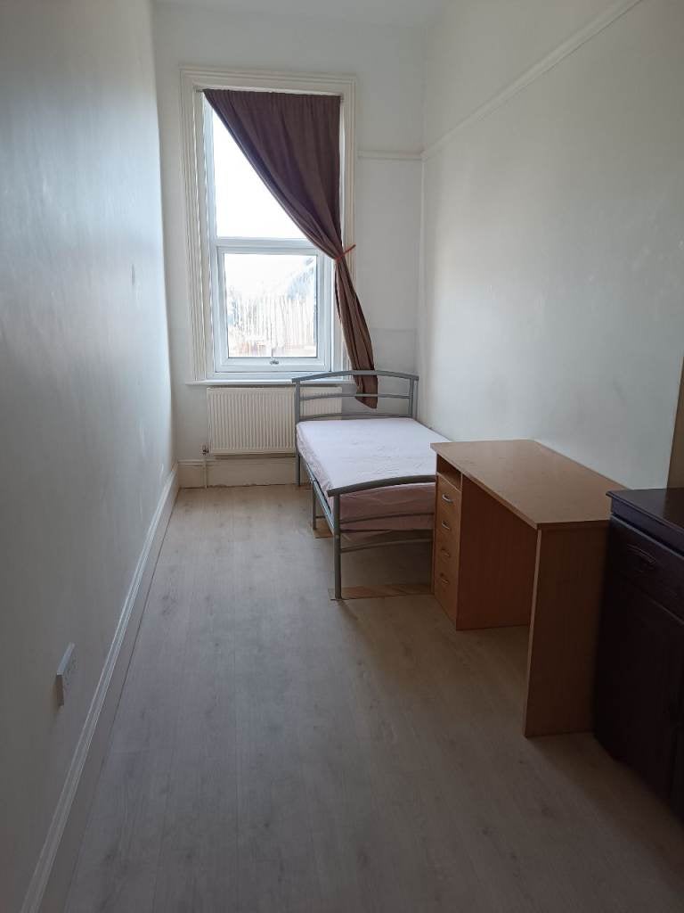 Room Ashley Road in Poole
