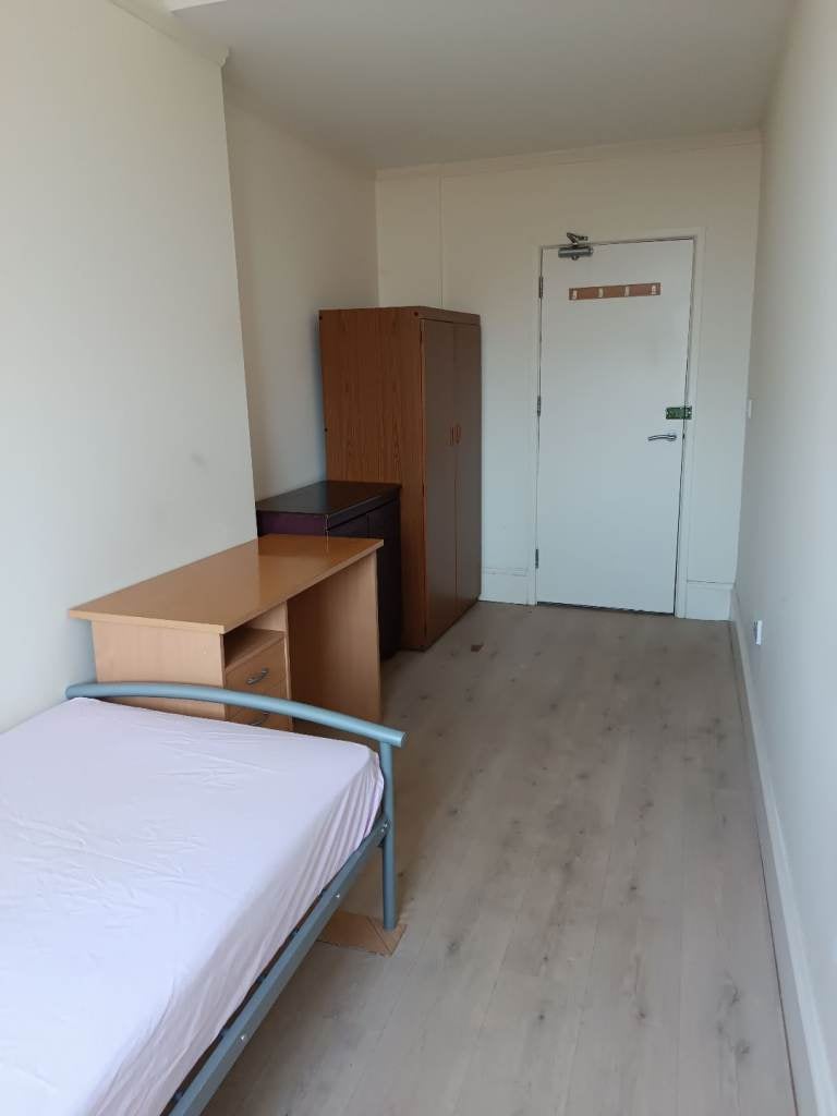 Room Ashley Road in Poole