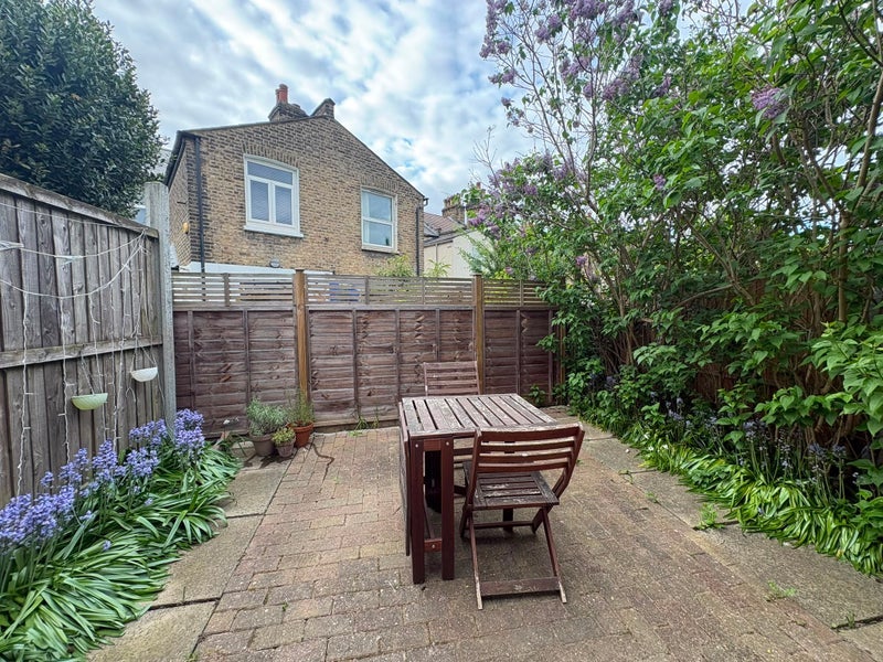Room Granleigh Road in Greater London