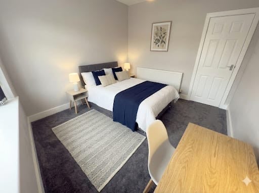 Room Lindale Road in Liverpool