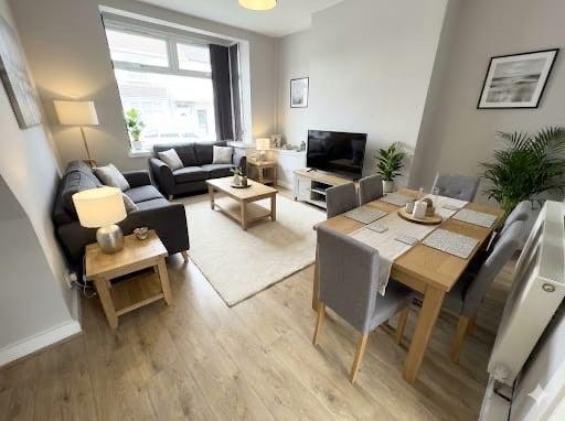 Room Lindale Road in Liverpool