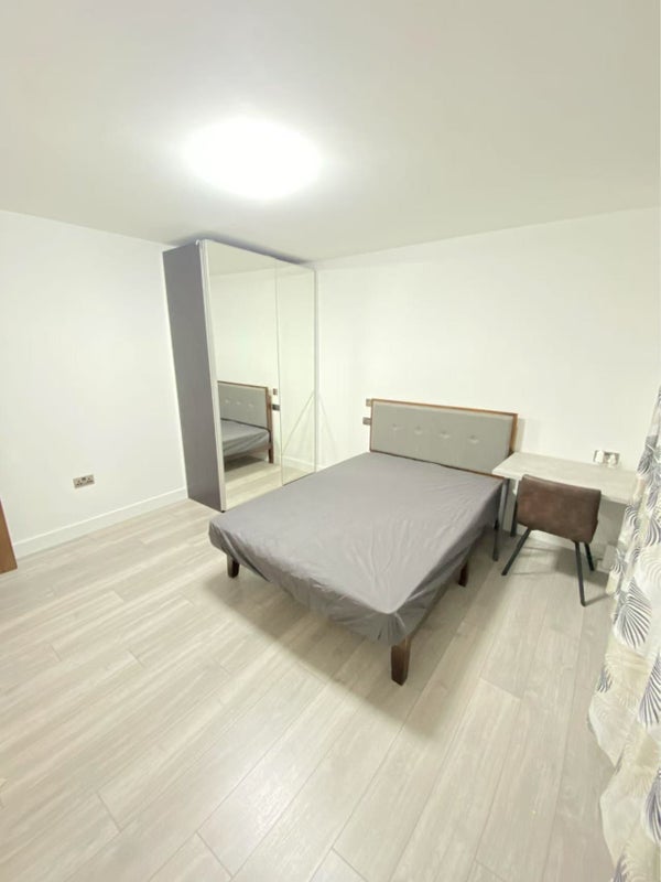 Room Saxon Drive in Greater London