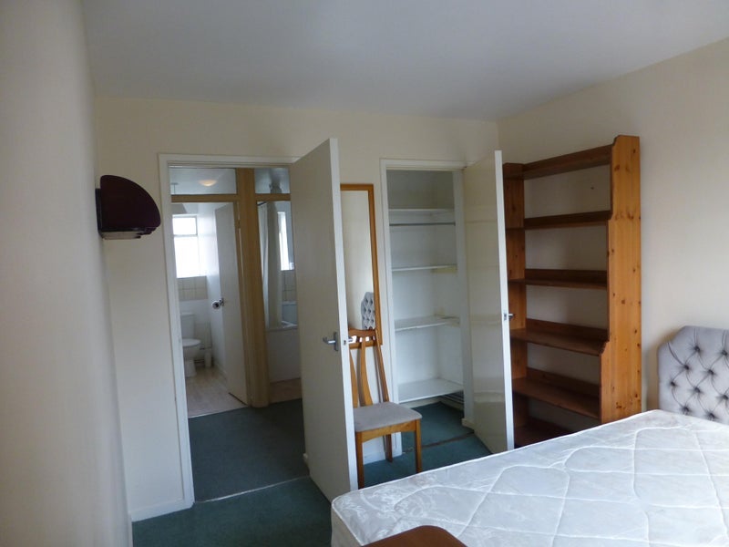 Flat Garratt Lane in Greater London
