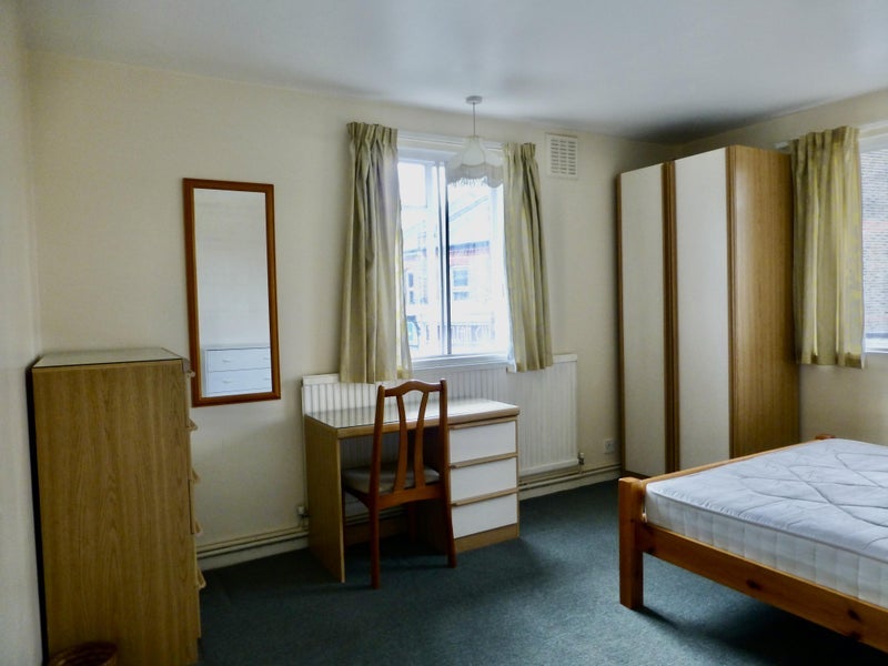 Flat Garratt Lane in Greater London
