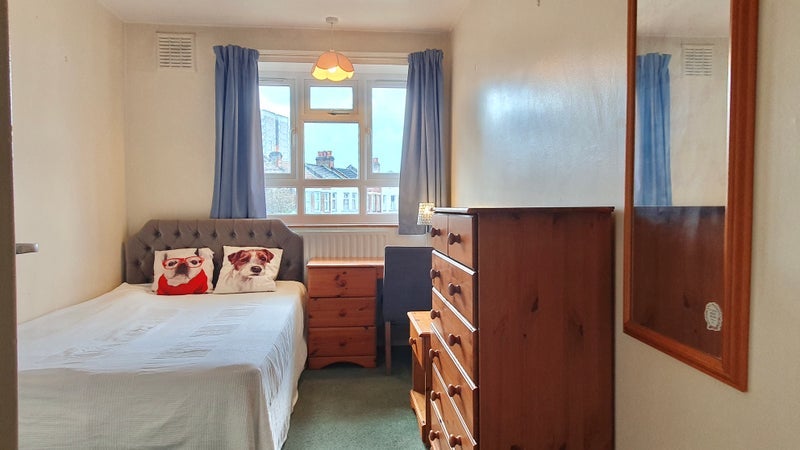 Flat Garratt Lane in Greater London
