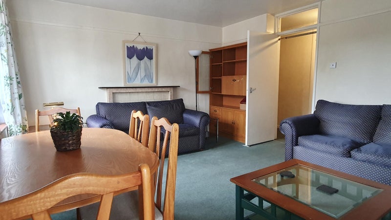 Flat Garratt Lane in Greater London