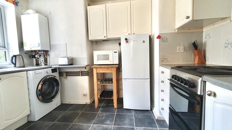 Flat Garratt Lane in Greater London