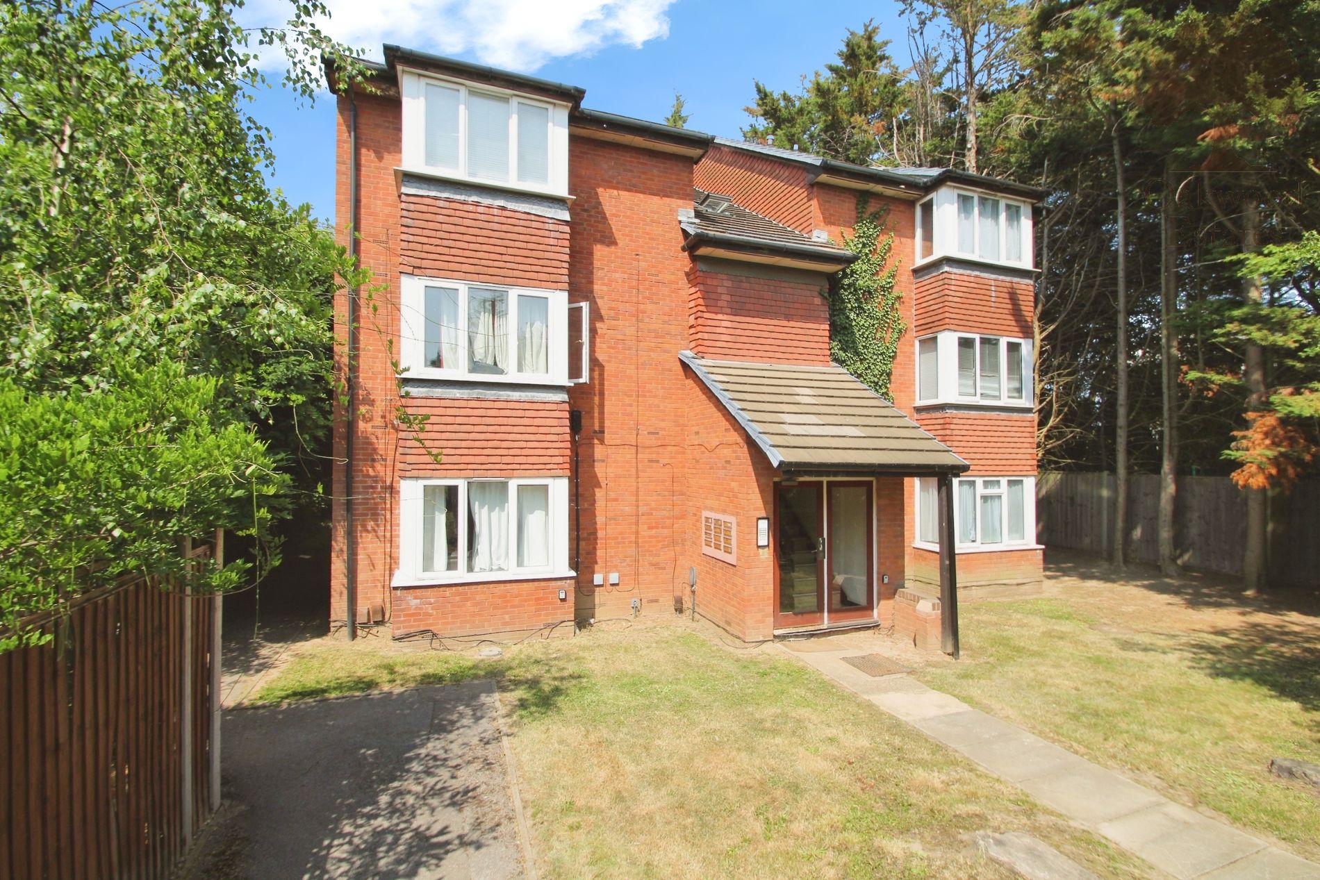 Flat Harvey Road in Slough