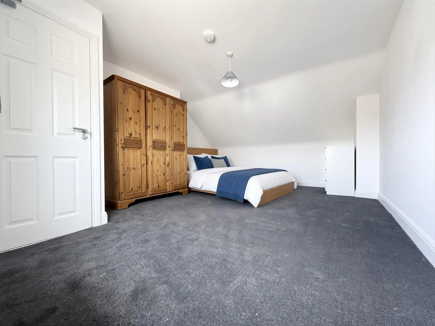 Room Felixstowe Road in Greater London