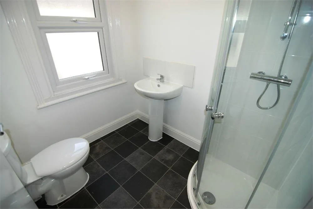 Room Felixstowe Road in Greater London