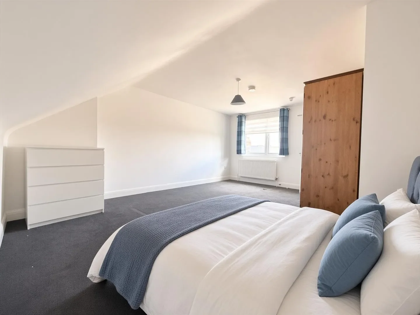 Room Felixstowe Road in Greater London