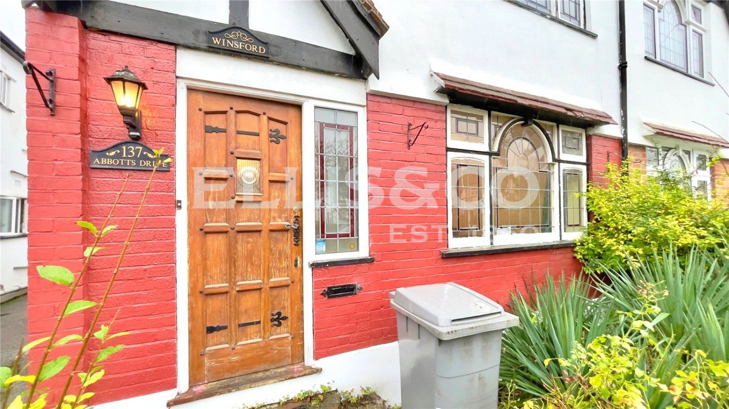 House Abbotts Drive in Greater London