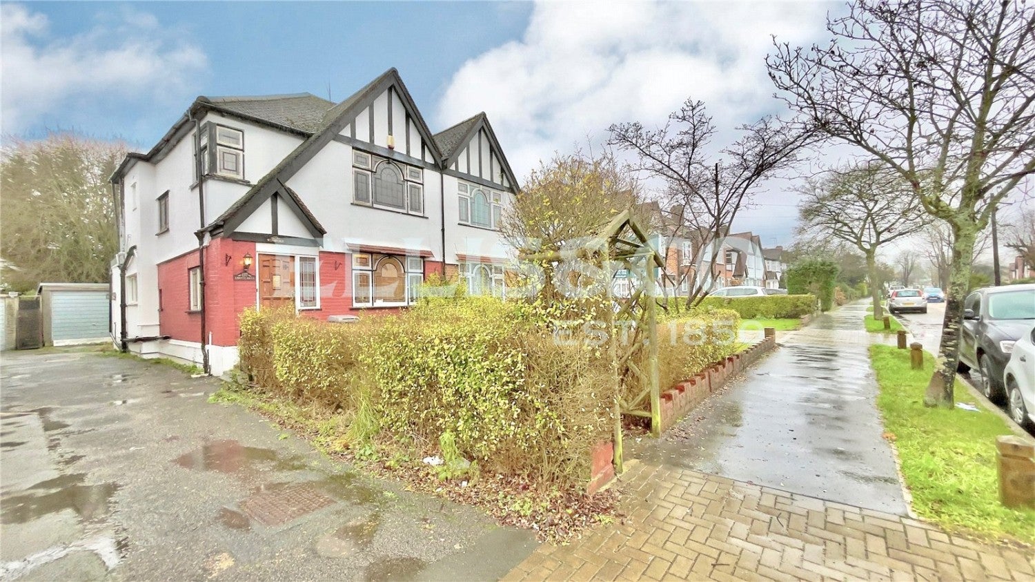 House Abbotts Drive in Greater London