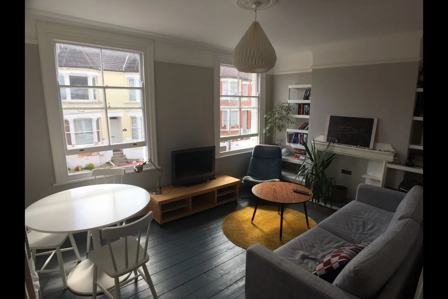 Flat Steele Road in Greater London