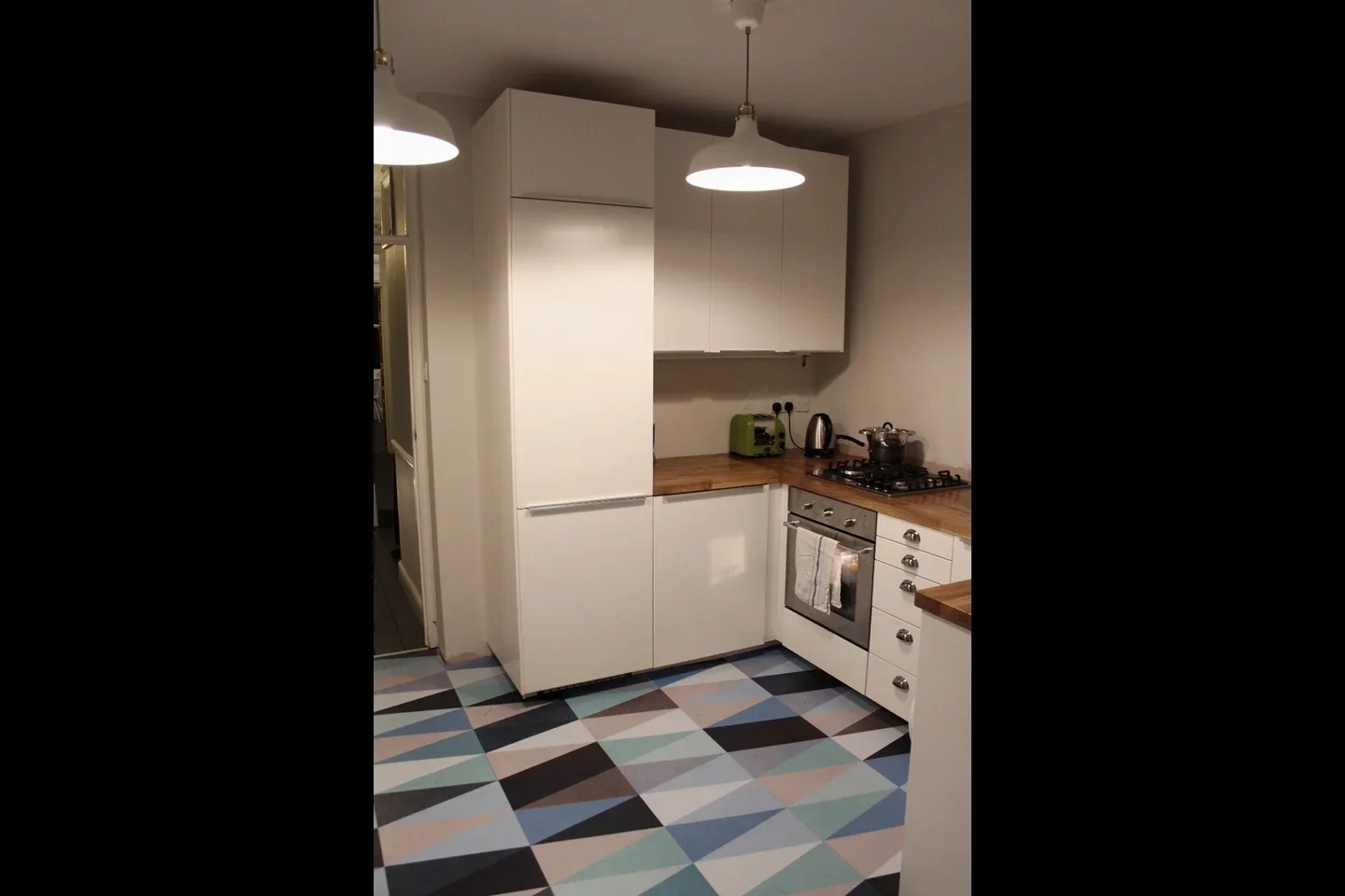 Flat Steele Road in Greater London
