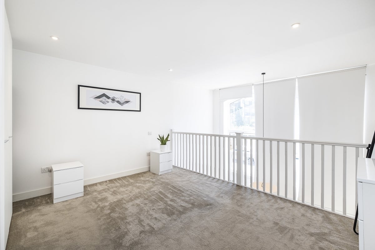 Flat Dod Street in Greater London