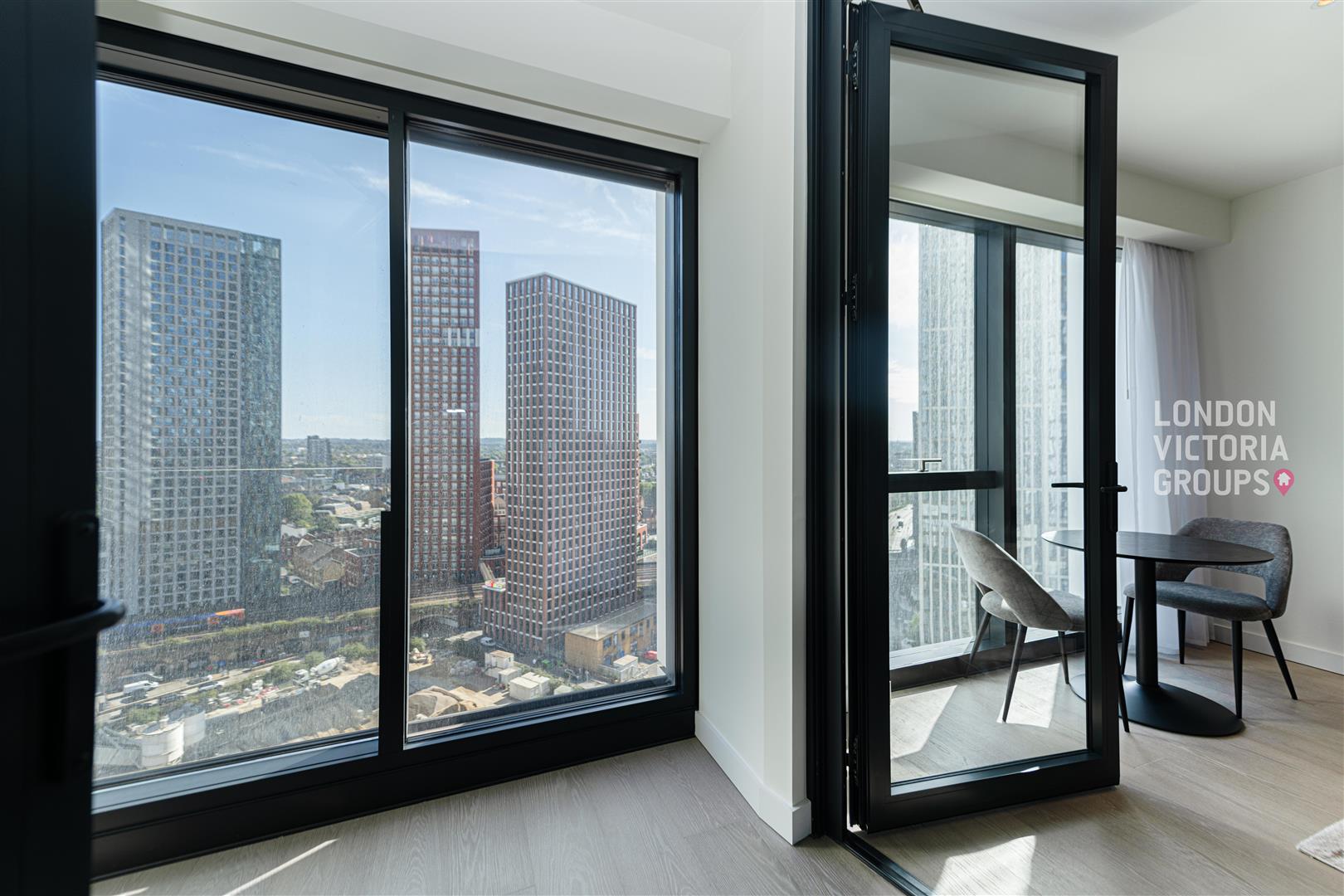 Flat Nine Elms Lane in Greater London