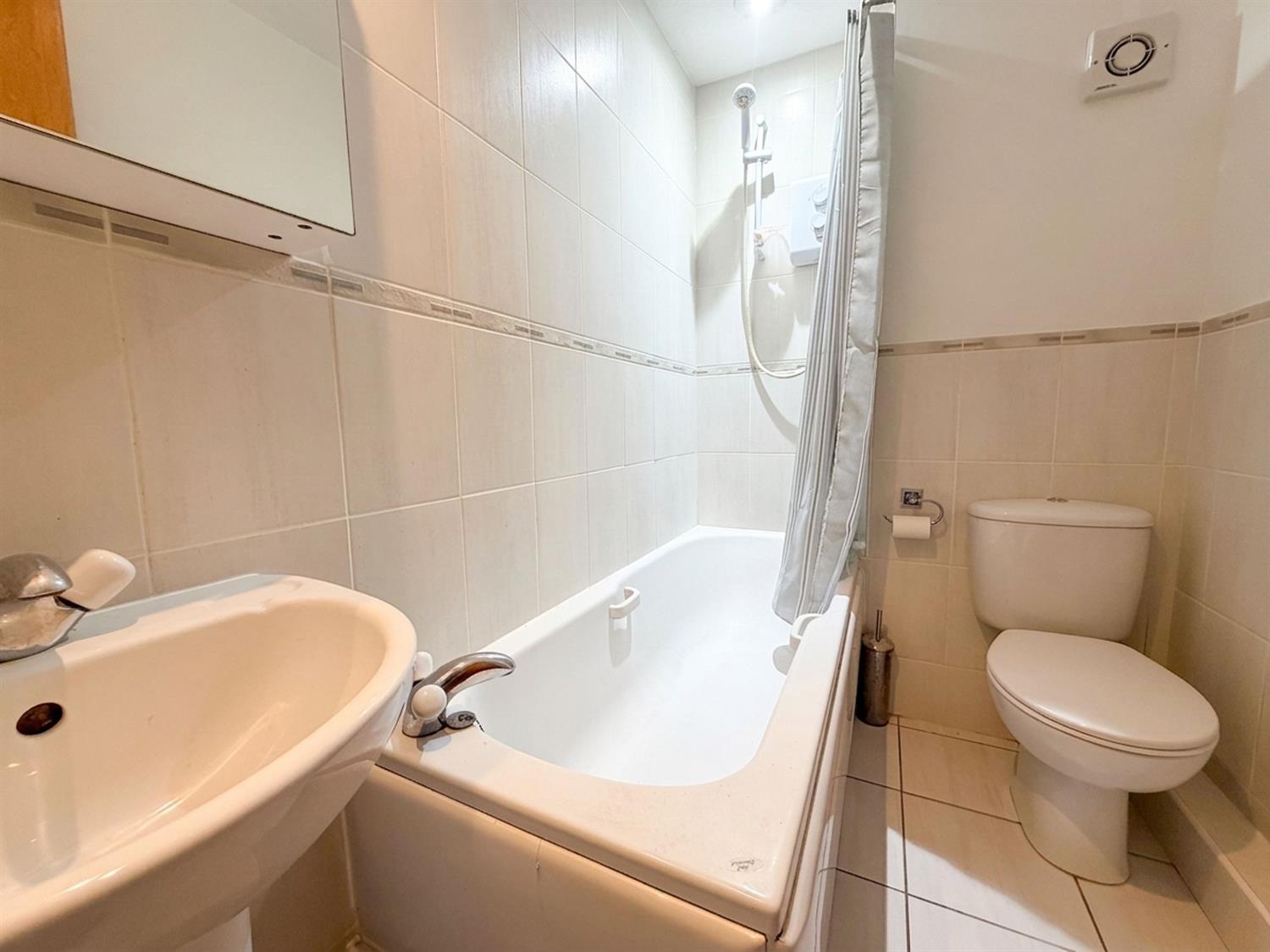Flat Fishers Court in Horsham