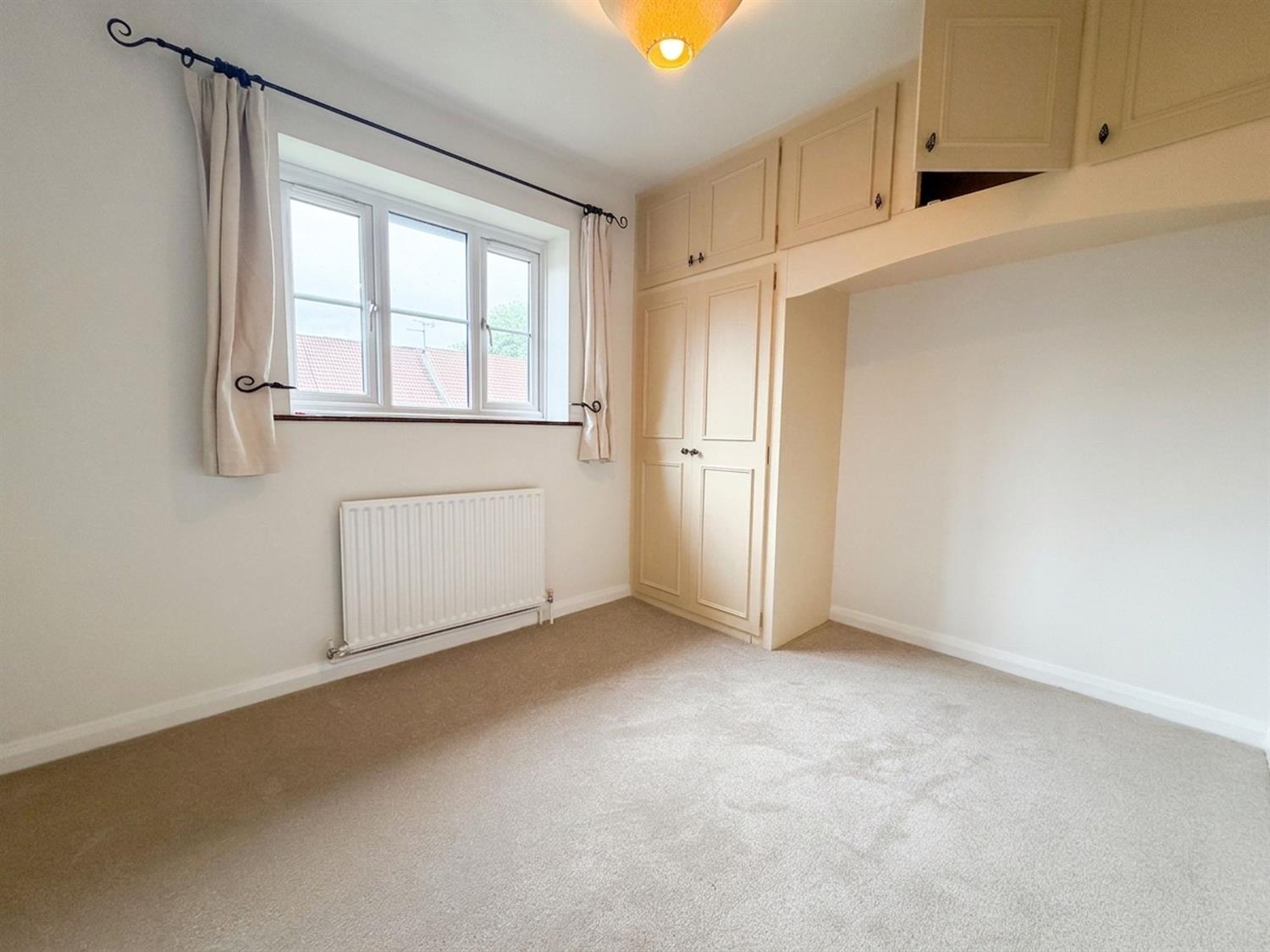 Flat Fishers Court in Horsham
