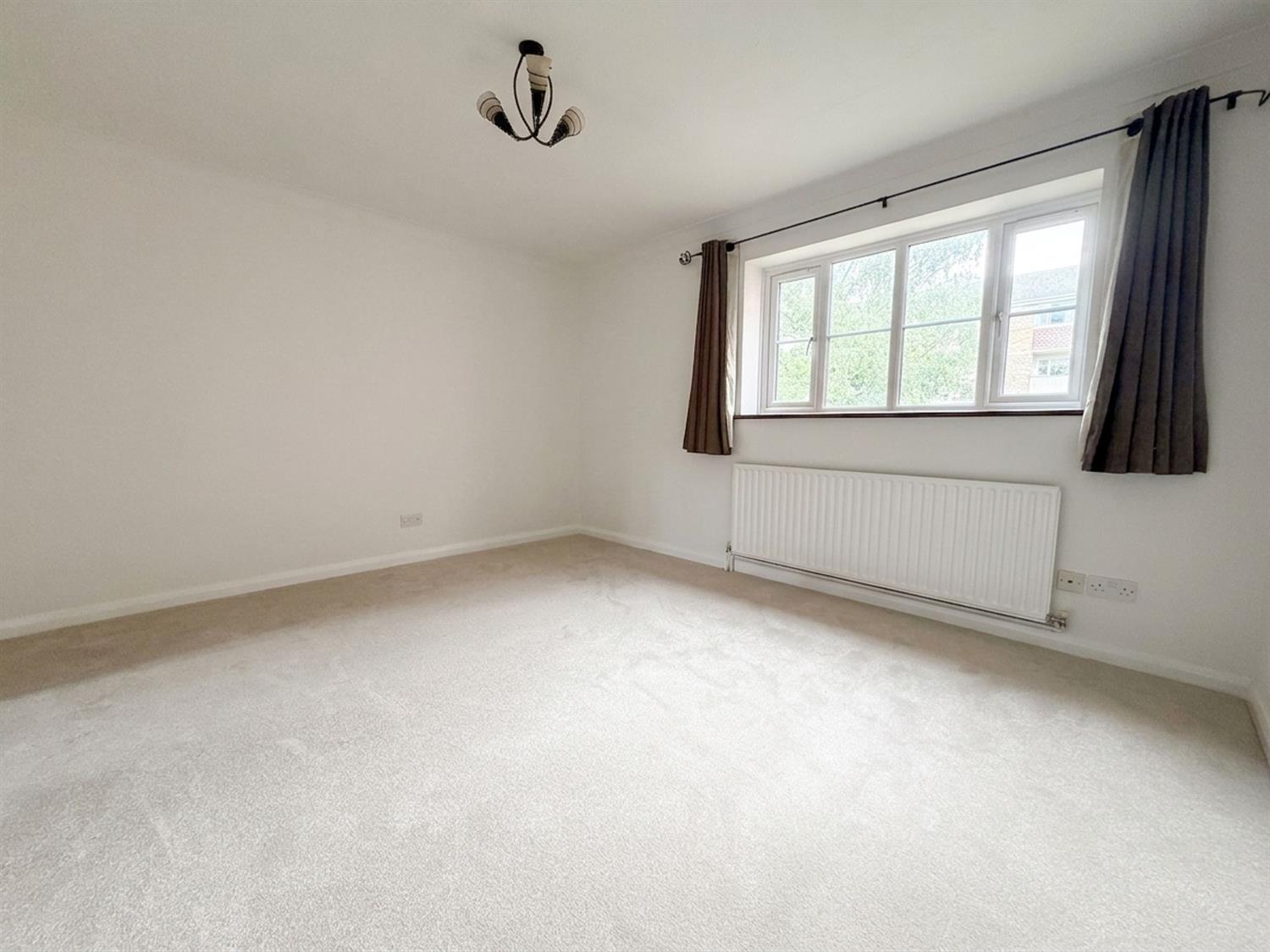 Flat Fishers Court in Horsham