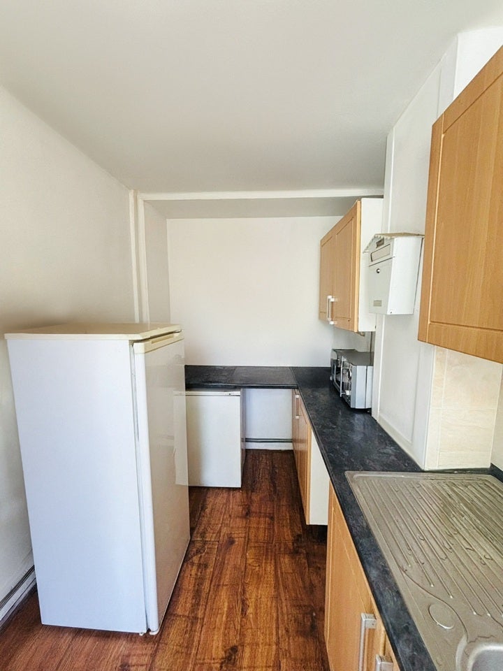 Room Guildford Road in Greater London