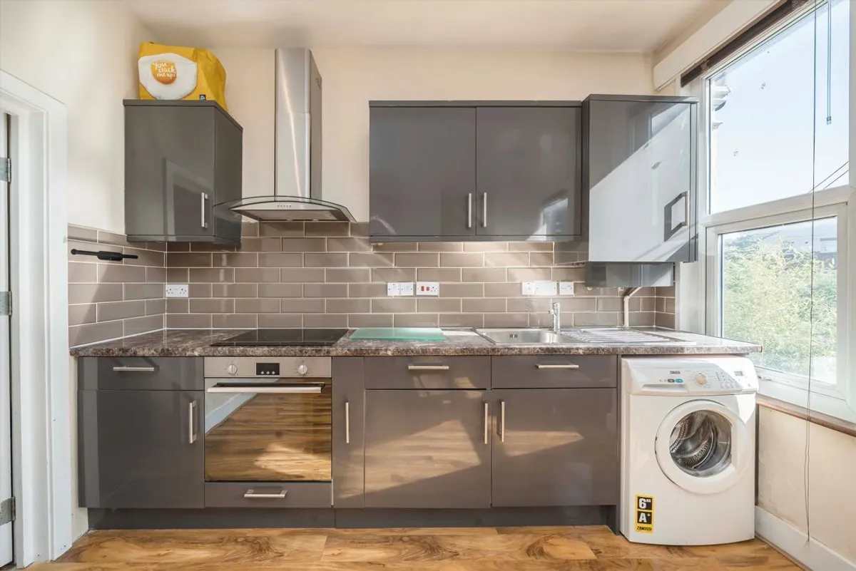 Flat Midland Terrace in Greater London