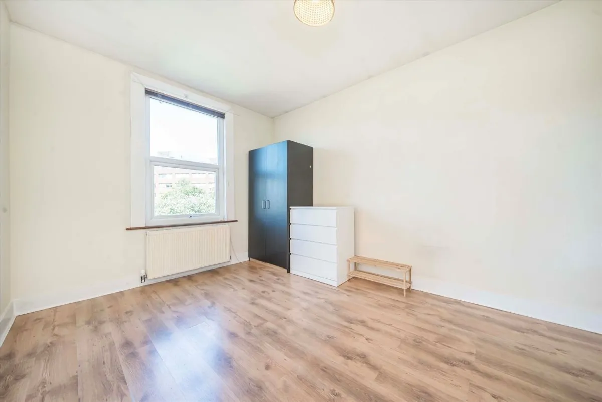 Flat Midland Terrace in Greater London