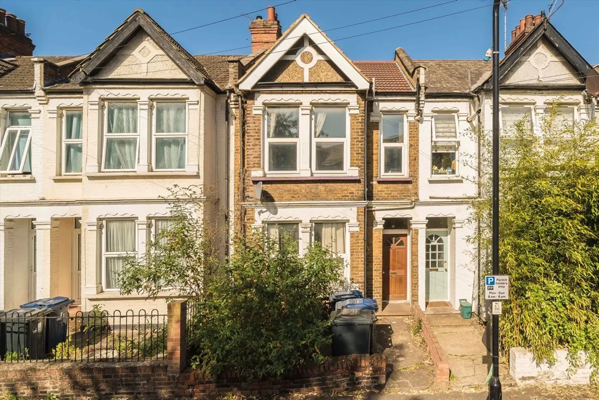 Flat Midland Terrace in Greater London