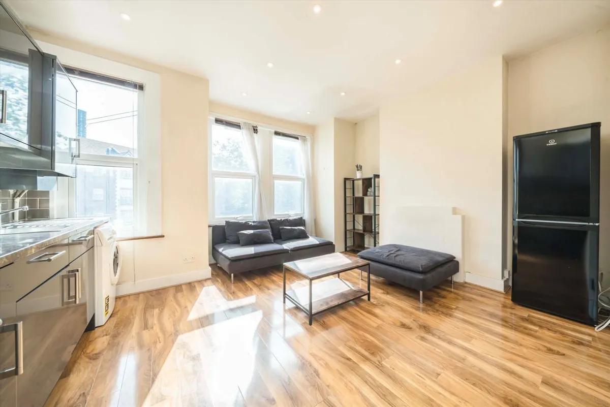 Flat Midland Terrace in Greater London