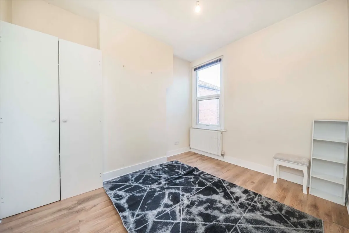 Flat Midland Terrace in Greater London