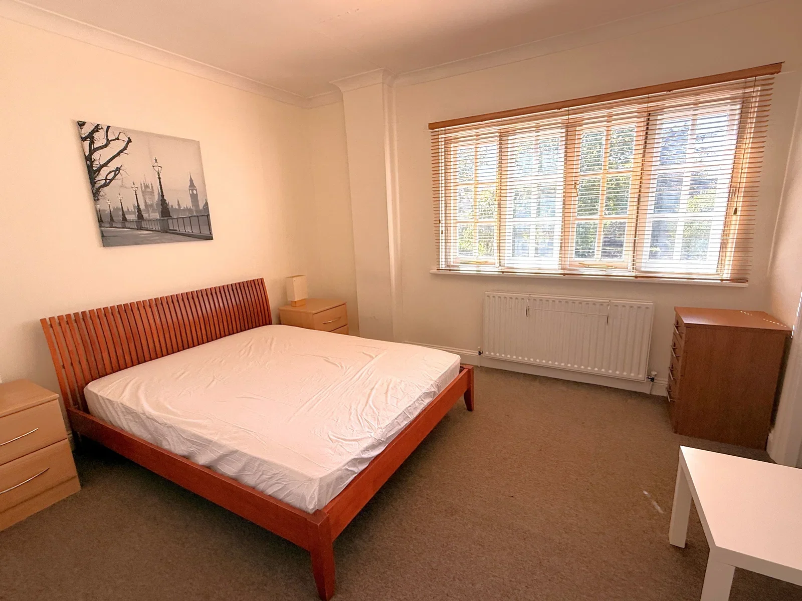 Flat Frithwood Avenue in Greater London