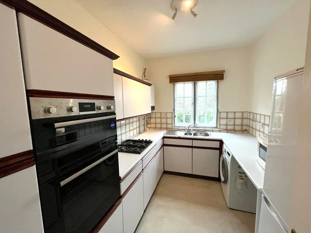 Flat Frithwood Avenue in Greater London