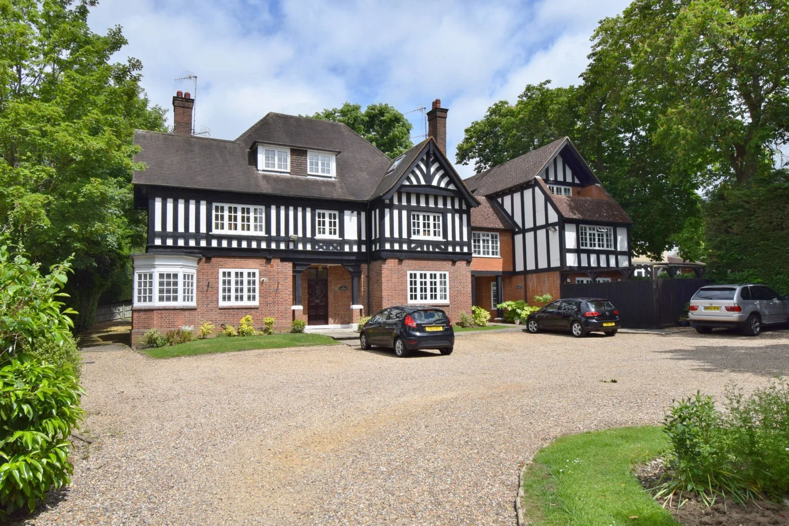 Flat Frithwood Avenue in Greater London