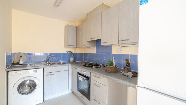 Flat Axon Place in Greater London