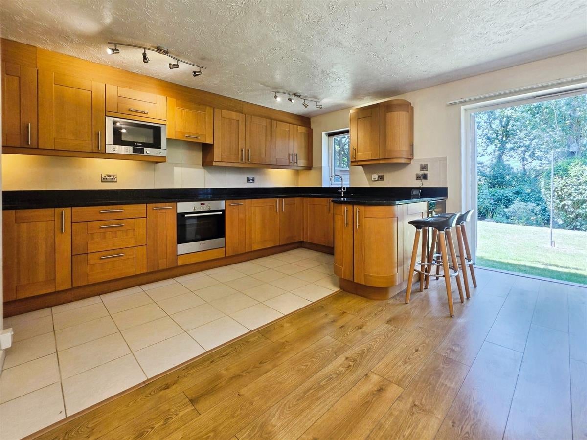 Flat Oak Court in Waverley