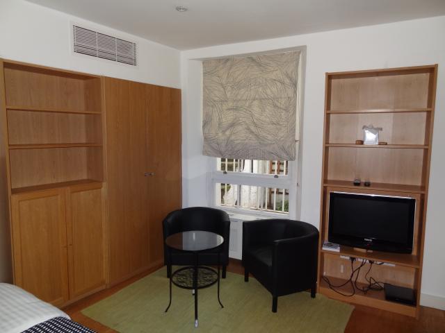 Flat Cartwright Gardens in Greater London