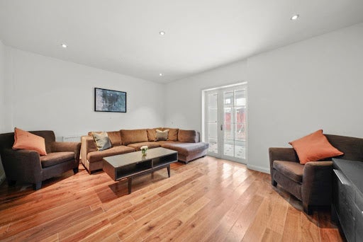 Room Lowfield Road in Greater London