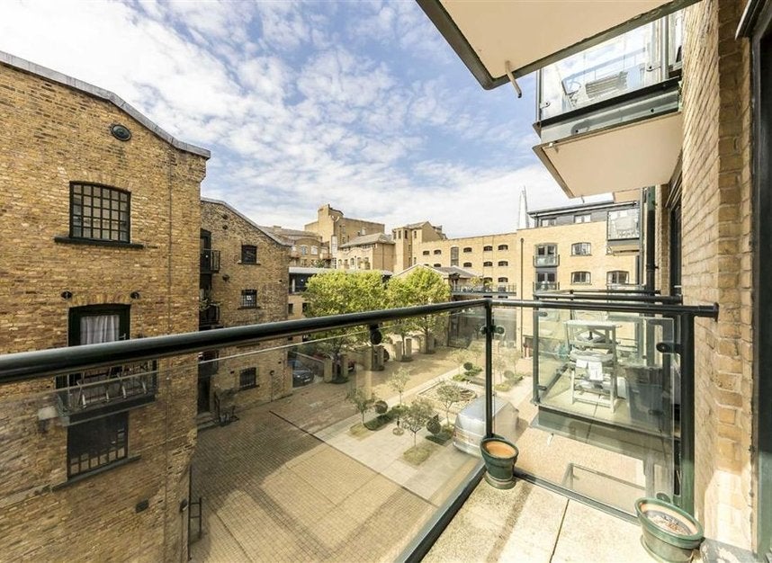Flat Gainsford Street in Greater London