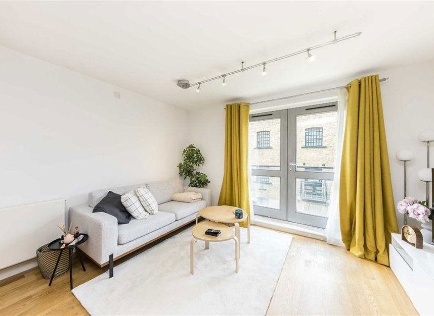 Flat Gainsford Street in Greater London