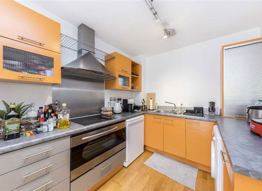 Flat Gainsford Street in Greater London