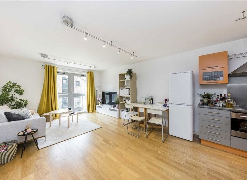 Flat Gainsford Street in Greater London