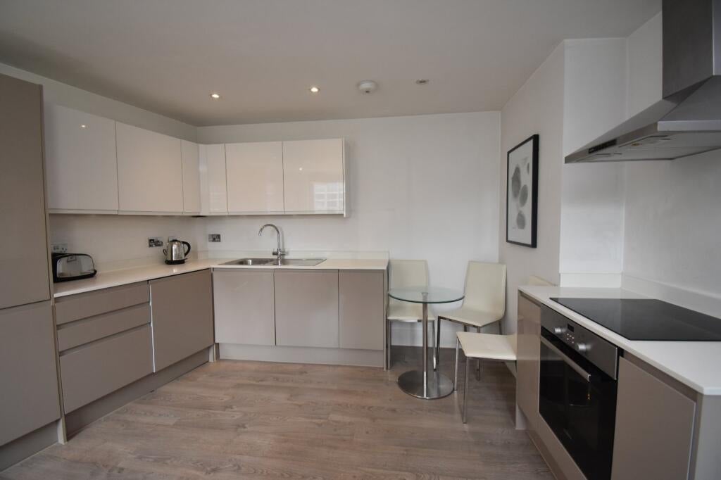 Flat Sunbury Street in Greater London